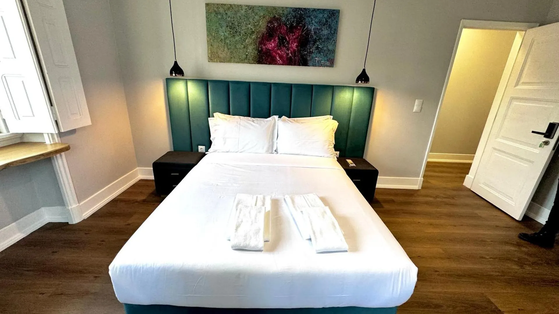 Relax And Explore Lisbon Suites And Rooms