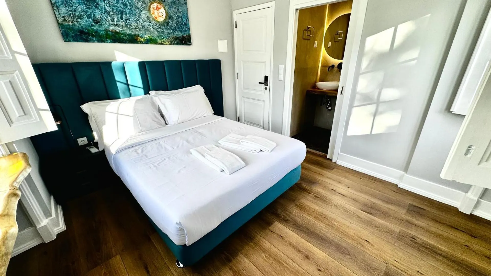 Relax And Explore Lisbon Suites And Rooms